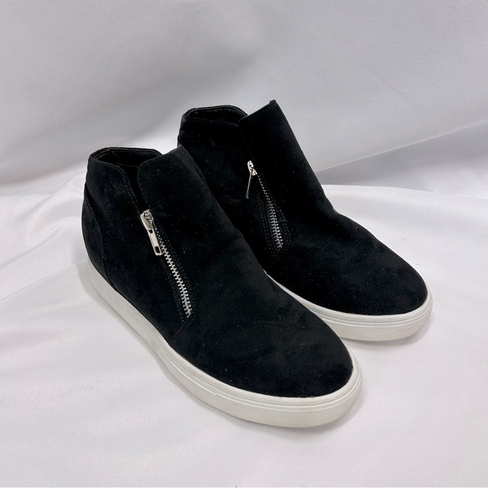 Cushionaire | Hart Hidden Wedge Sneaker Black Suede Zippers Women’s Size 6.5